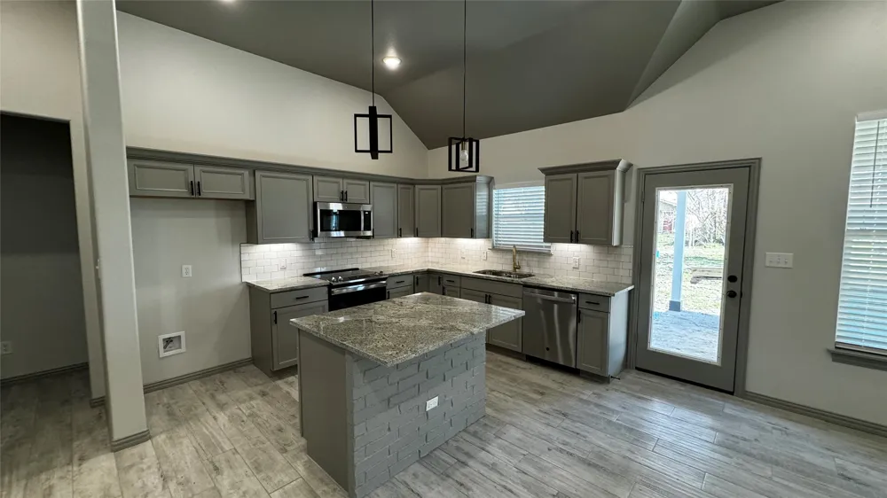 207 S 4th Celeste, TX 75423