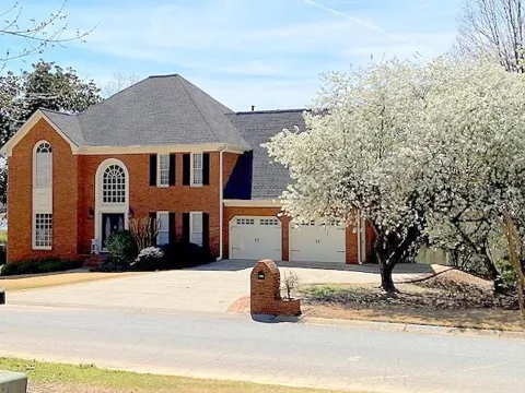 122 Lakeside Drive NW