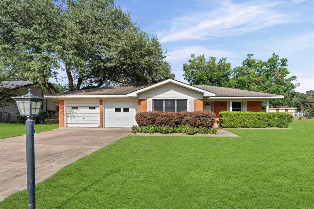 1005 Fowlkes Street Sealy, TX 77474