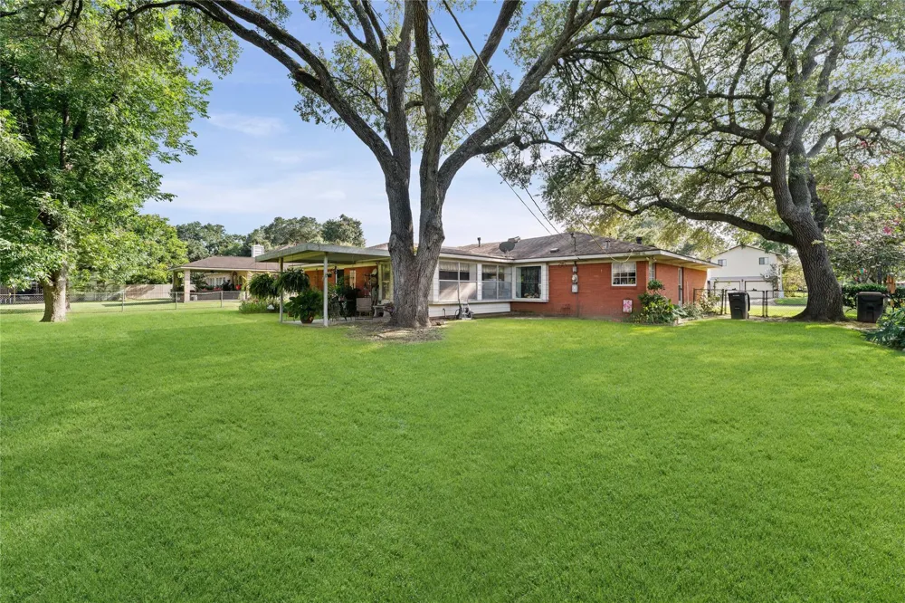 1005 Fowlkes Street Sealy, TX 77474
