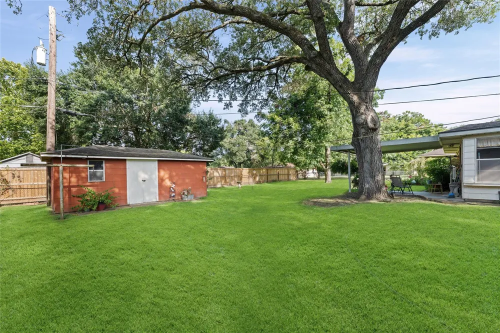 1005 Fowlkes Street Sealy, TX 77474