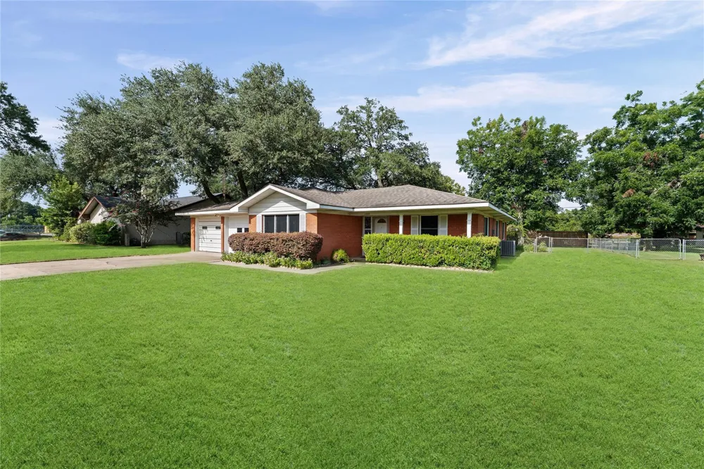 1005 Fowlkes Street Sealy, TX 77474