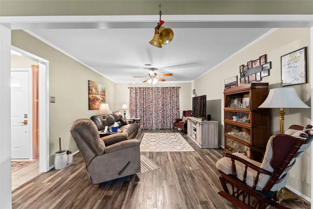 1005 Fowlkes Street Sealy, TX 77474