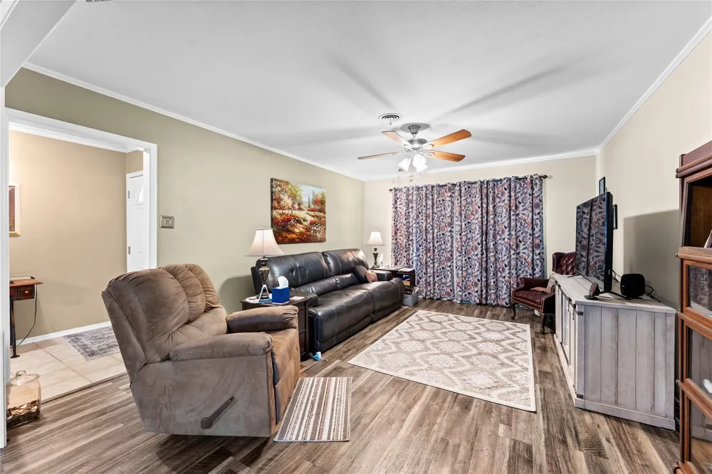 1005 Fowlkes Street Sealy, TX 77474