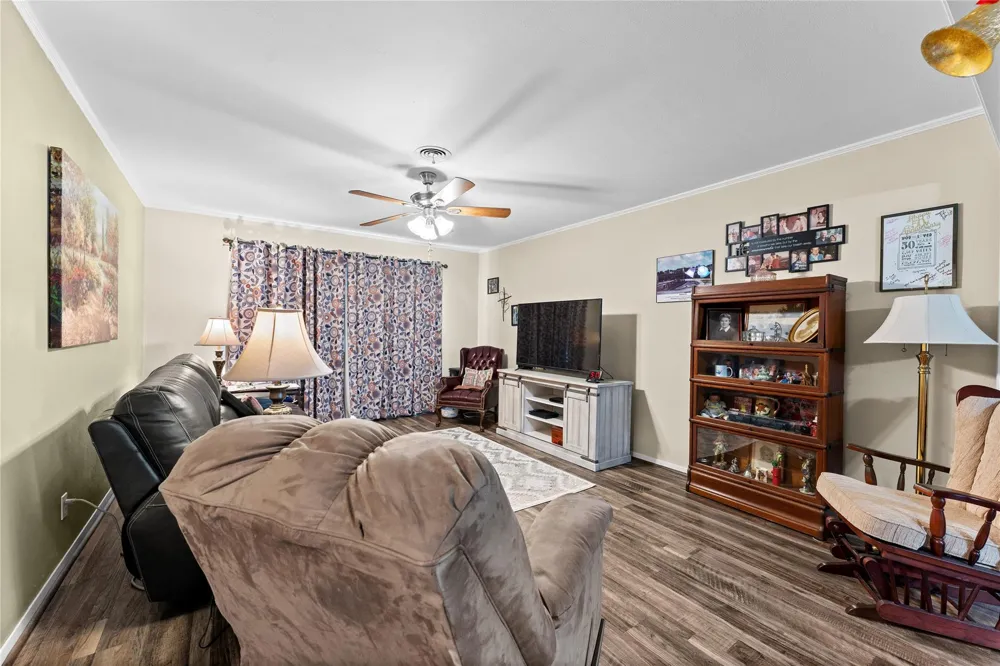 1005 Fowlkes Street Sealy, TX 77474
