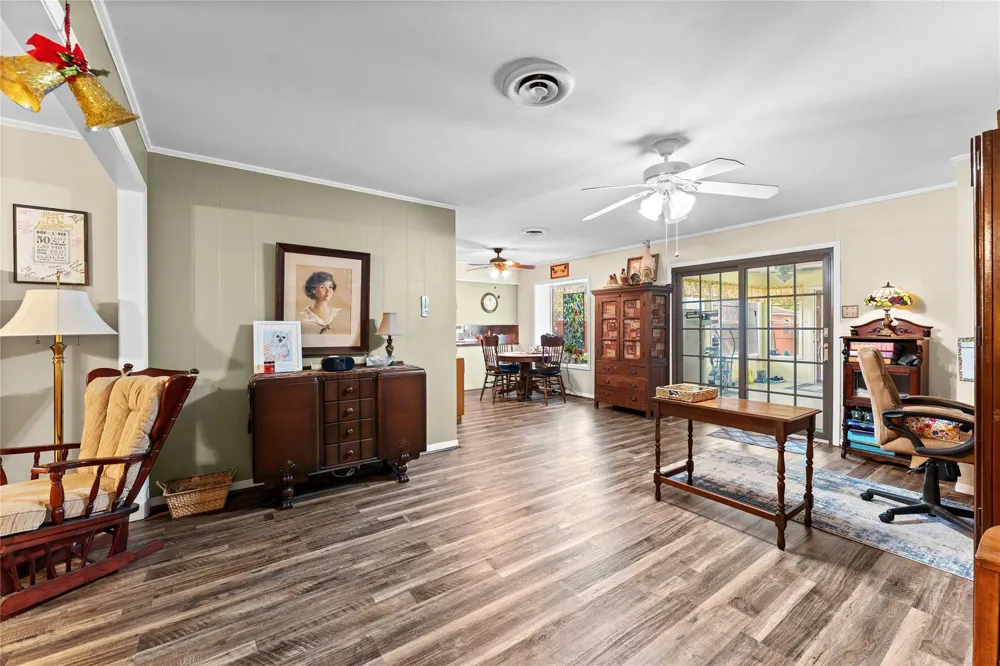 1005 Fowlkes Street Sealy, TX 77474
