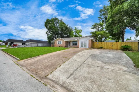 811 Hillcrest Drive