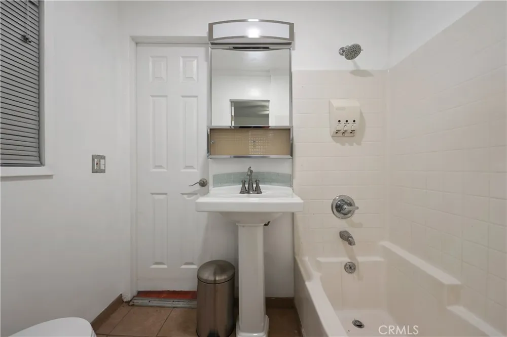 2989 W 12th Street Los Angeles, CA 90006
