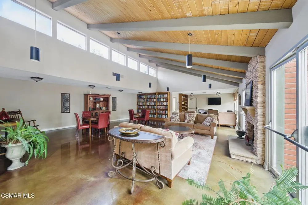 255 Sequoia Court #14 Thousand Oaks, CA 91360