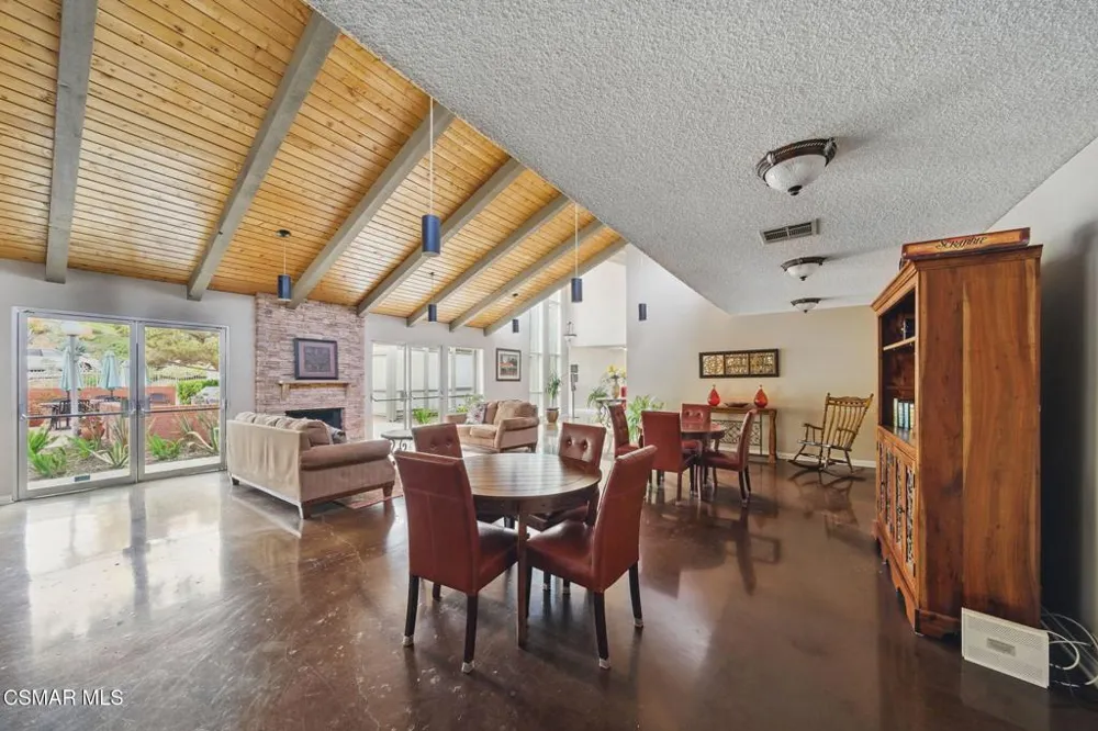 255 Sequoia Court #14 Thousand Oaks, CA 91360