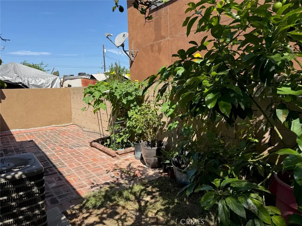 6975 Agra Commerce, CA 90040