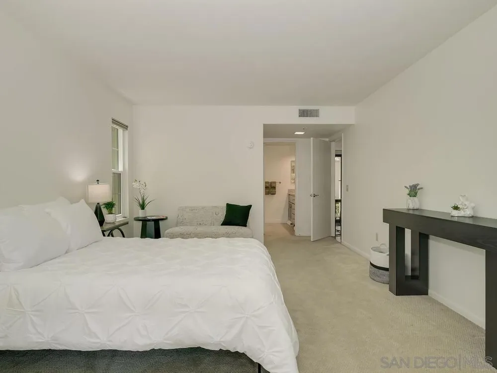 7301 CALLE DE FUENTES Carlsbad, CA 92009