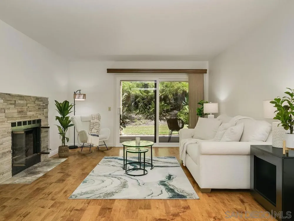 7301 CALLE DE FUENTES Carlsbad, CA 92009