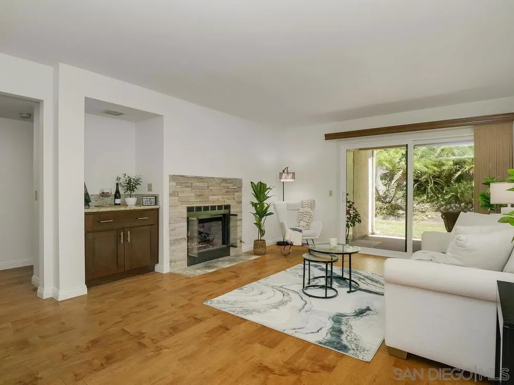 7301 CALLE DE FUENTES Carlsbad, CA 92009