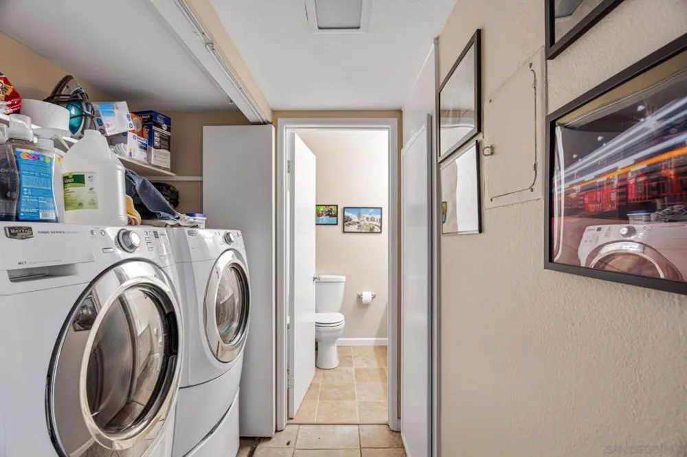 345 Melrose Dr #H Vista, CA 92083