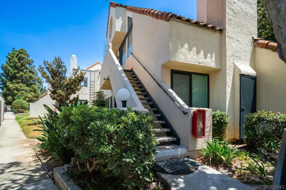 345 Melrose Dr #H Vista, CA 92083