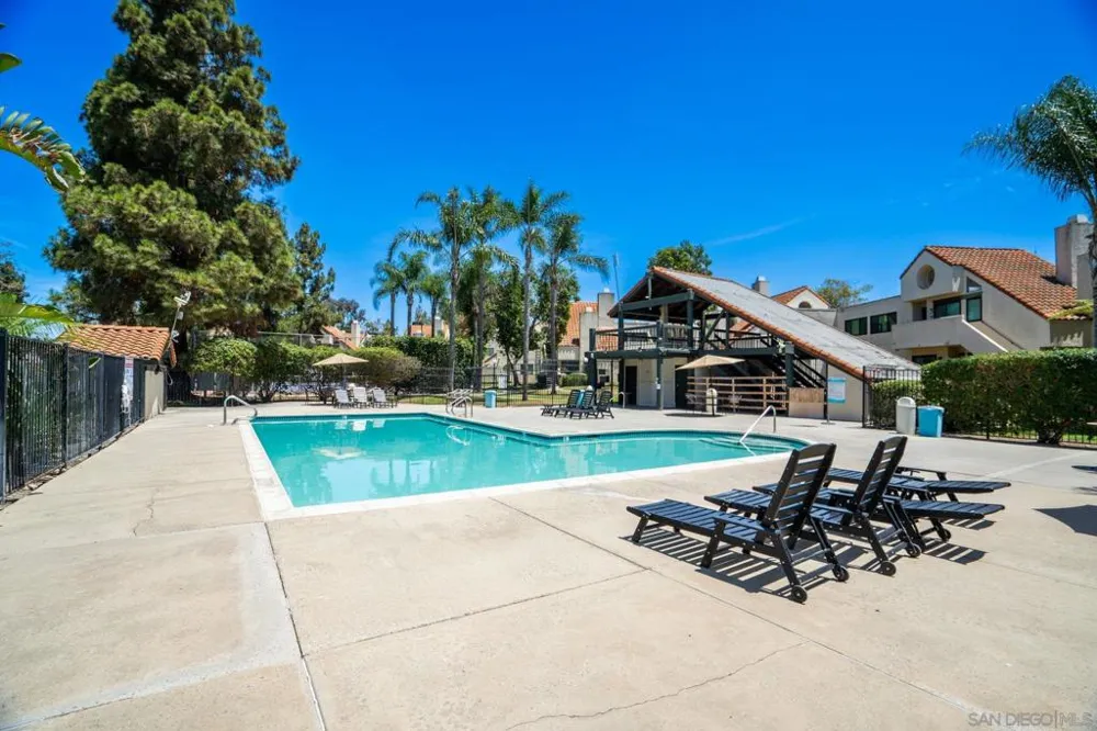345 Melrose Dr #H Vista, CA 92083
