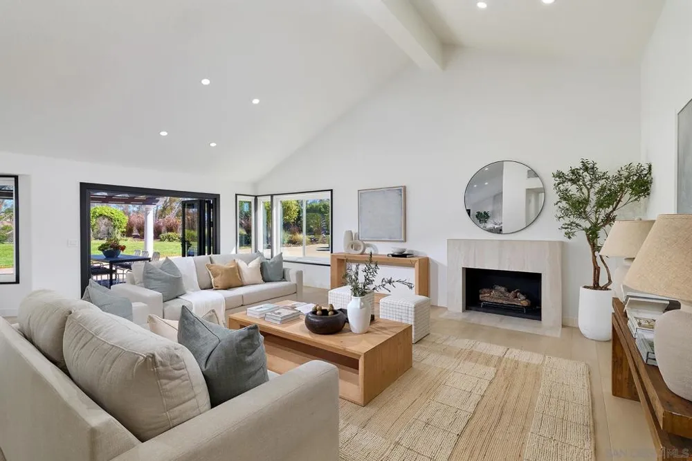 14233 Arbolitos Dr Poway, CA 92064