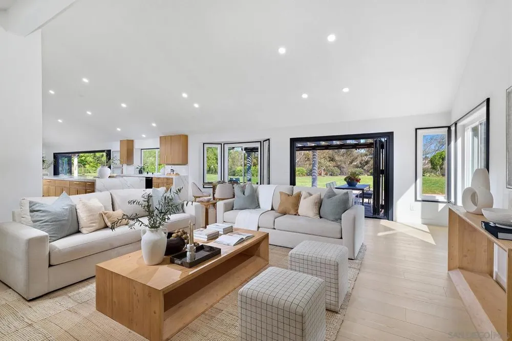 14233 Arbolitos Dr Poway, CA 92064