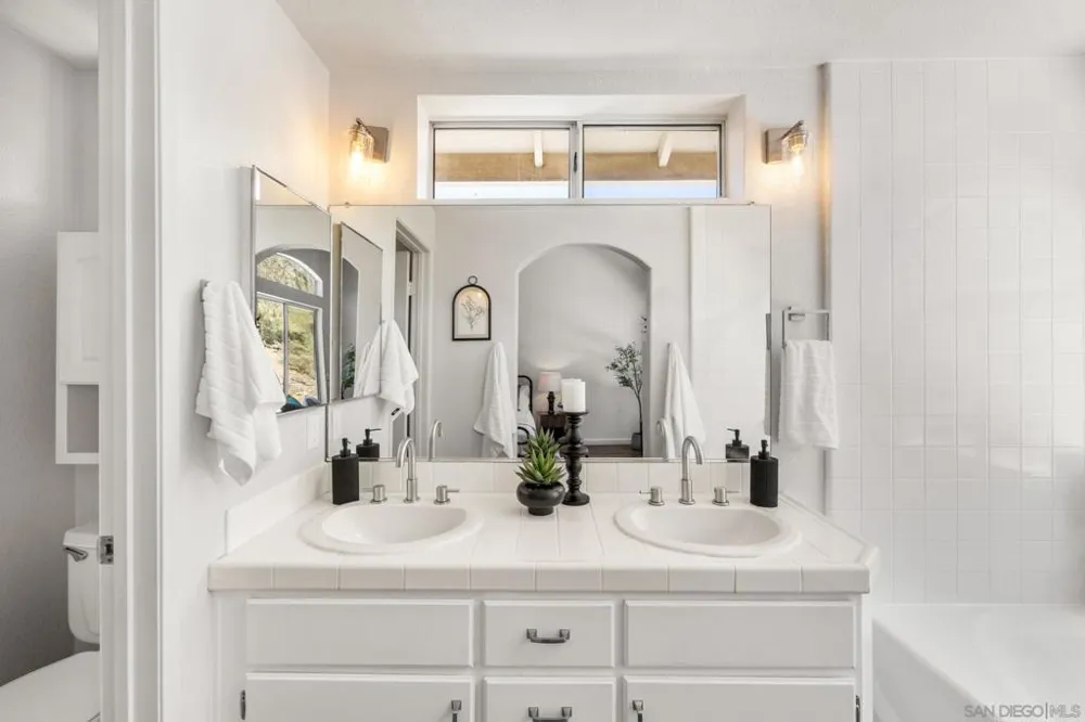 9720 Avenida Colino Spring Valley, CA 91977
