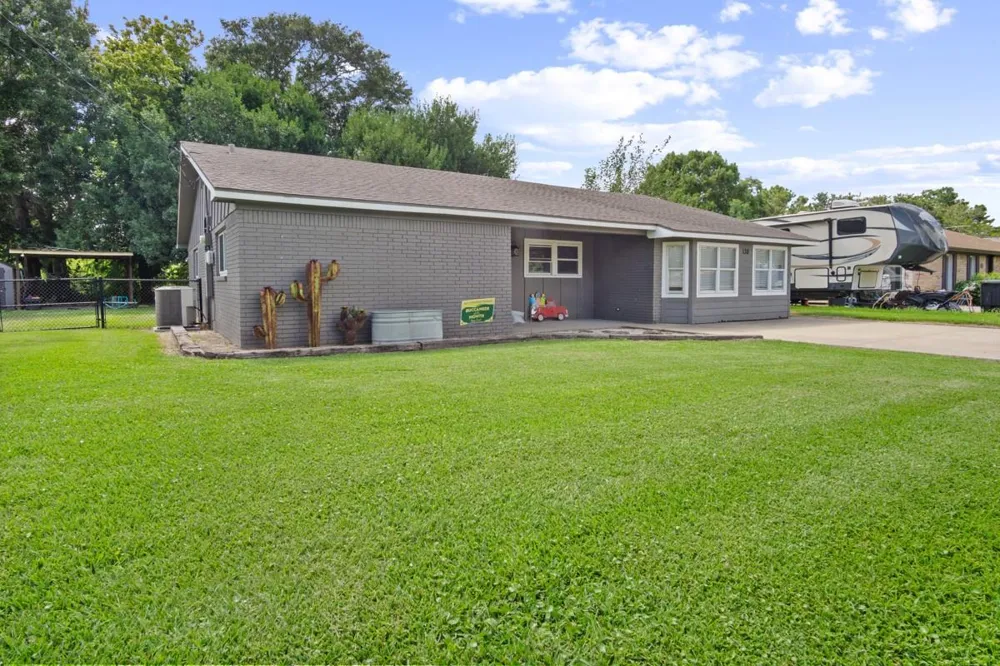 138 Lake Drive Winnie, TX 77665