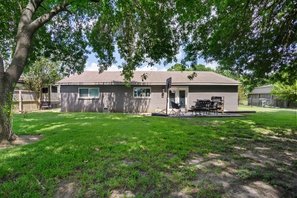 138 Lake Drive Winnie, TX 77665