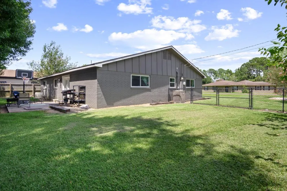 138 Lake Drive Winnie, TX 77665