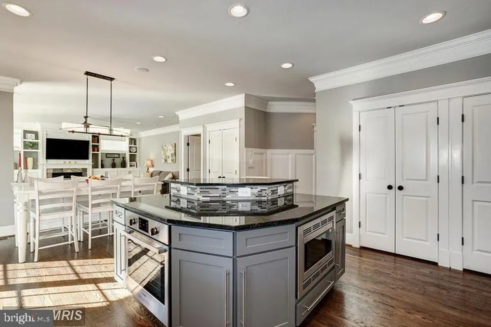 812 21ST STREET S Arlington, VA 22202