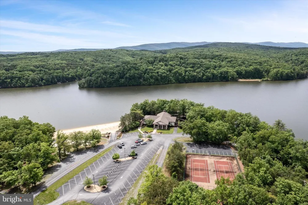 210 WOODS DRIVE Cross Junction, VA 22625