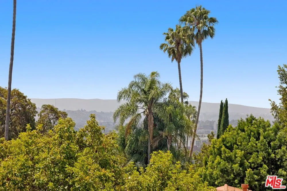 1121 La Collina Drive Beverly Hills, CA 90210