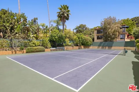 1121 La Collina Drive