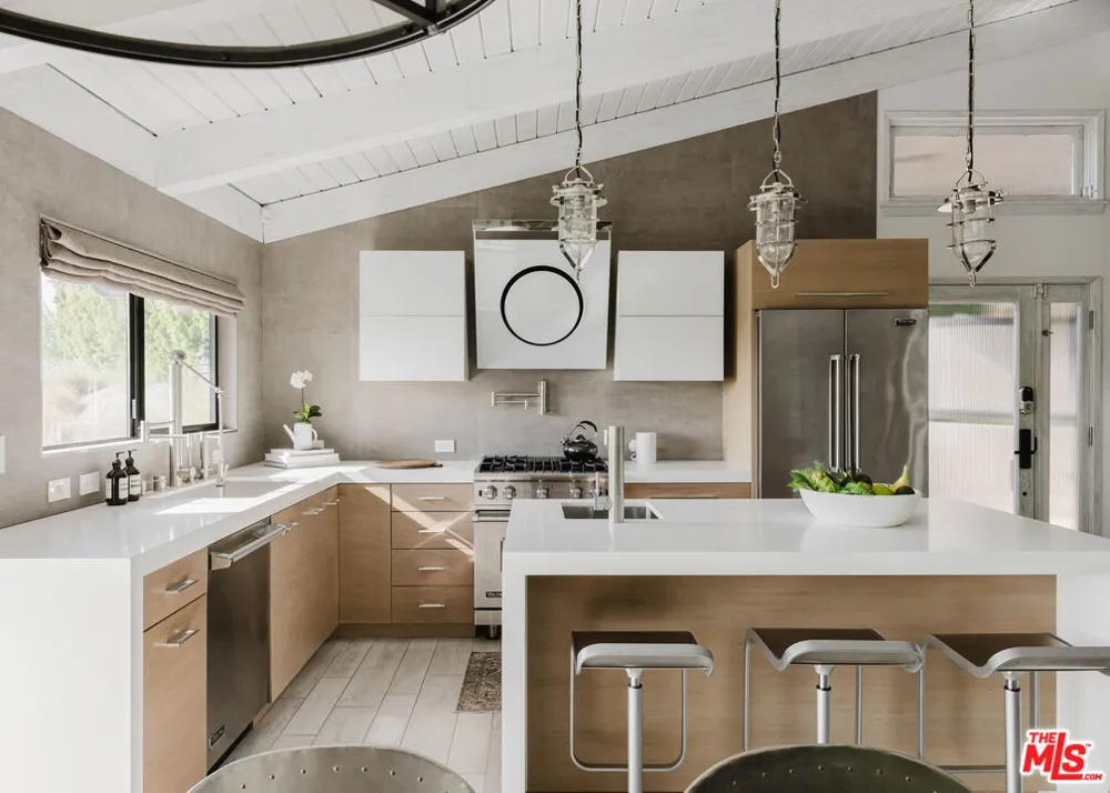 1310 LONDONDERRY PLACE Los Angeles, CA 90069