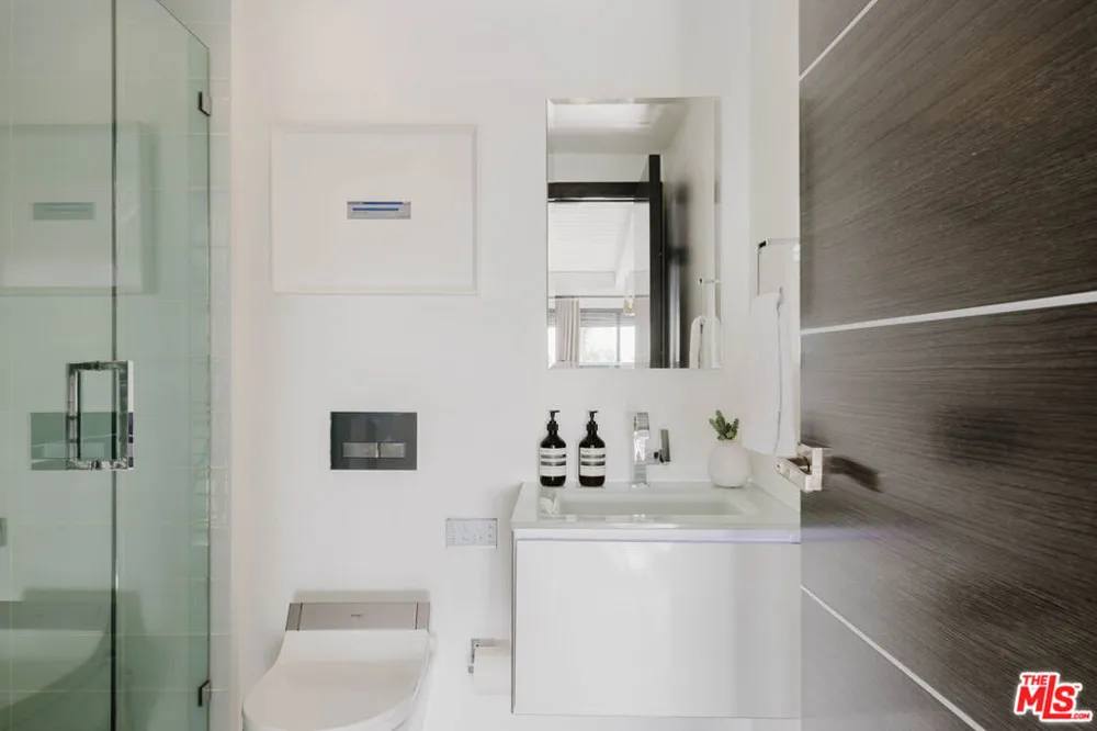 1310 LONDONDERRY PLACE Los Angeles, CA 90069