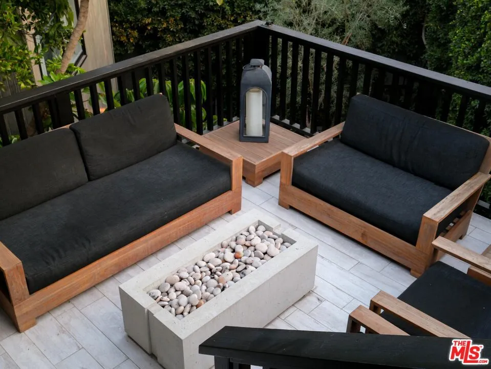 1310 LONDONDERRY PLACE Los Angeles, CA 90069