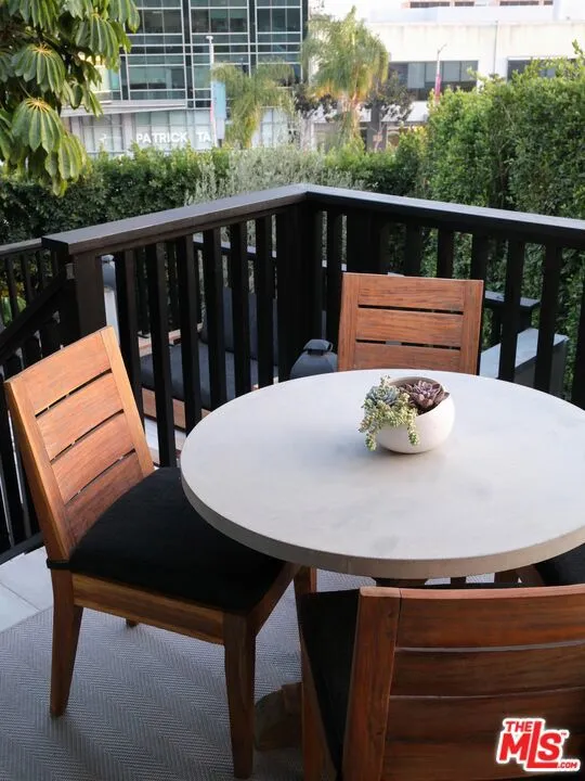 1310 LONDONDERRY PLACE Los Angeles, CA 90069