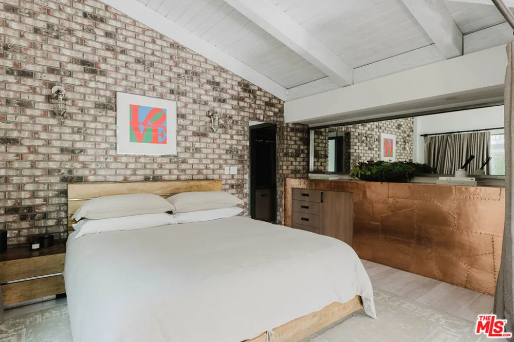 1310 LONDONDERRY PLACE Los Angeles, CA 90069