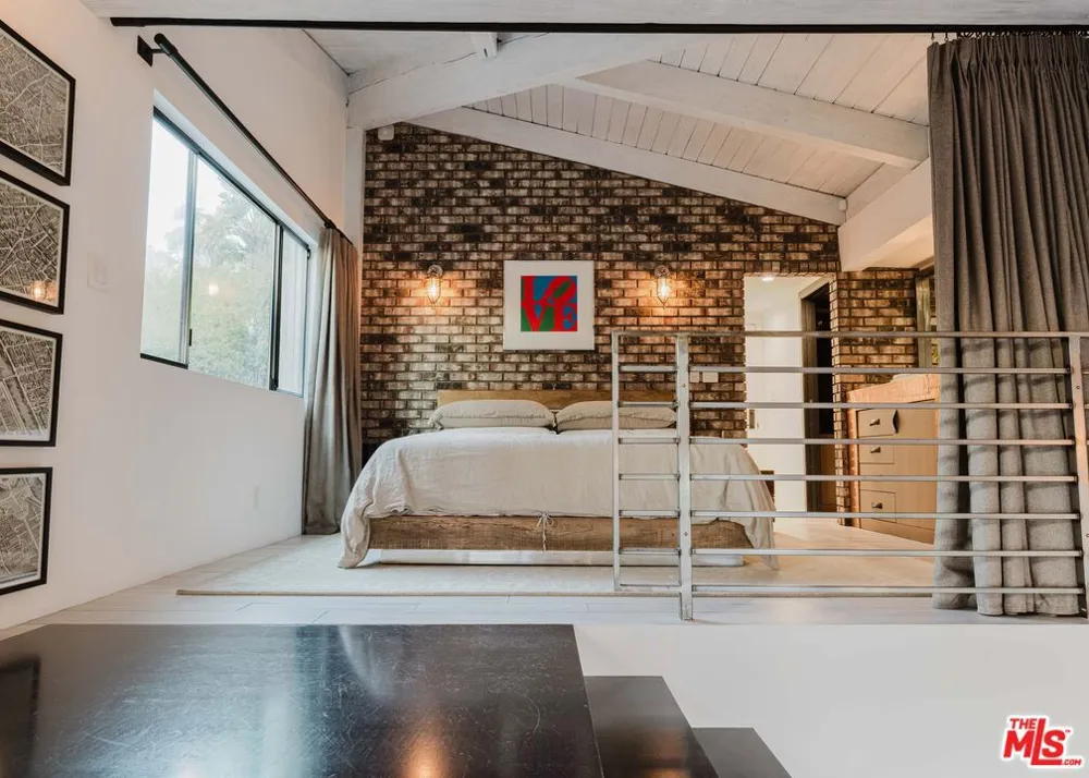 1310 LONDONDERRY PLACE Los Angeles, CA 90069
