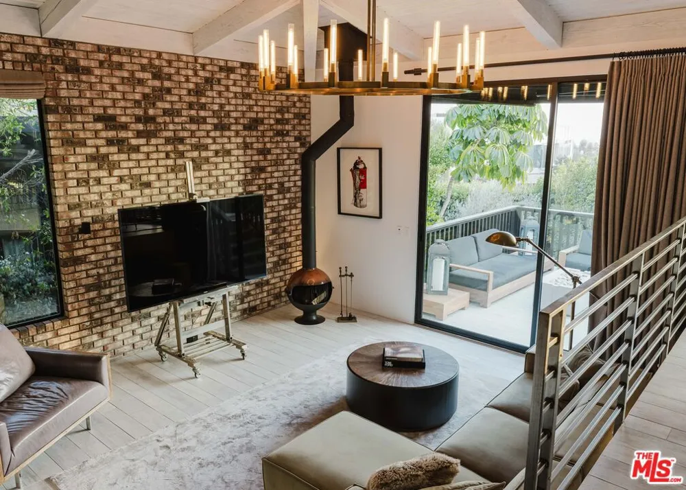 1310 LONDONDERRY PLACE Los Angeles, CA 90069