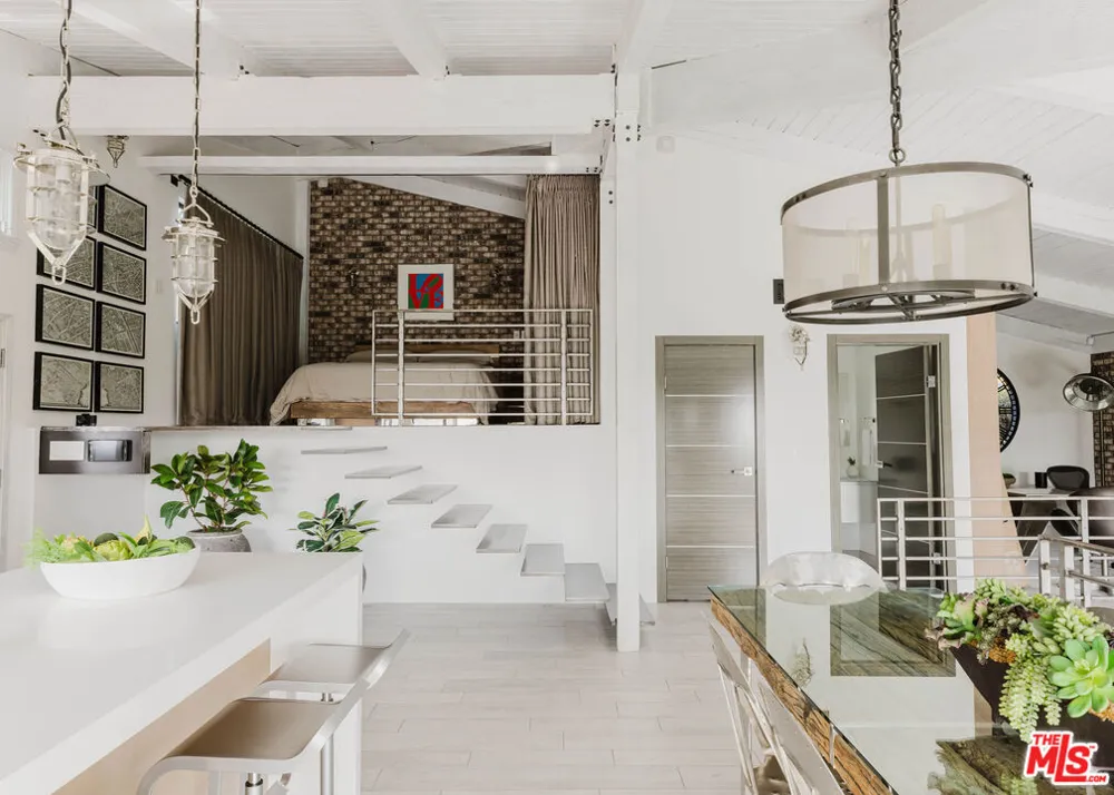 1310 LONDONDERRY PLACE Los Angeles, CA 90069