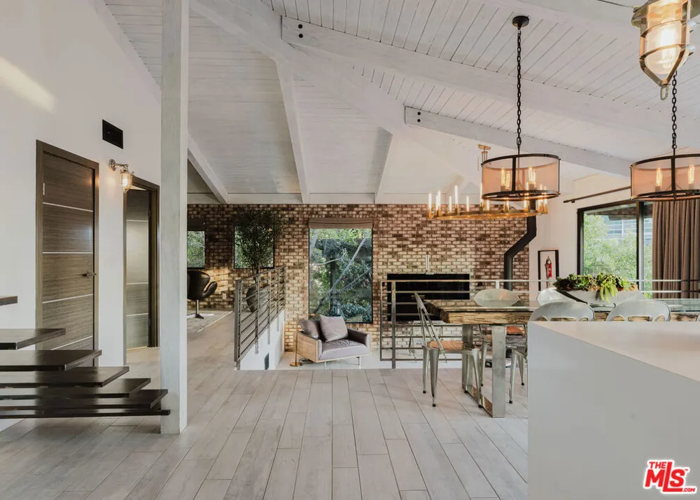 1310 LONDONDERRY PLACE Los Angeles, CA 90069