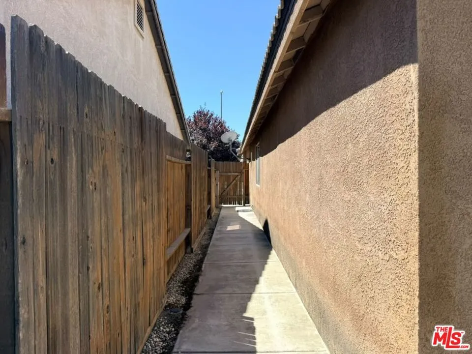 5116 Silver Clover Avenue Bakersfield, CA 93313