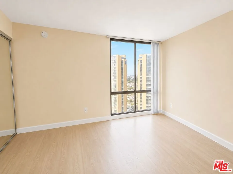 4265 Marina City Drive #917 Marina del Rey, CA 90292