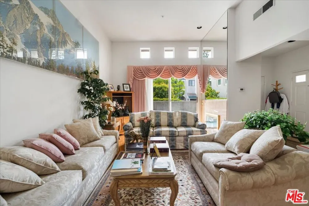 7307 Hannum Avenue Culver City, CA 90230