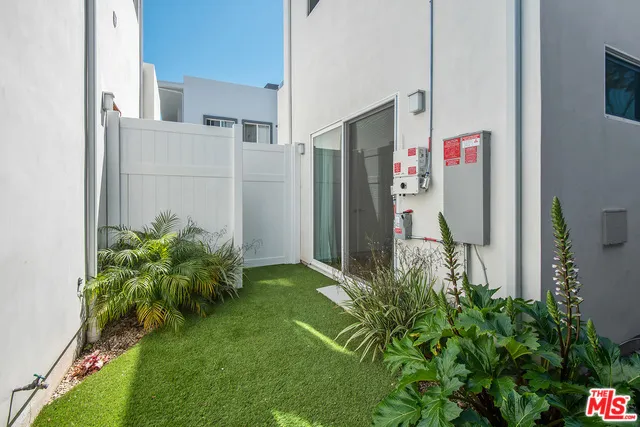 7447 W 81ST STREET Los Angeles, CA 90045