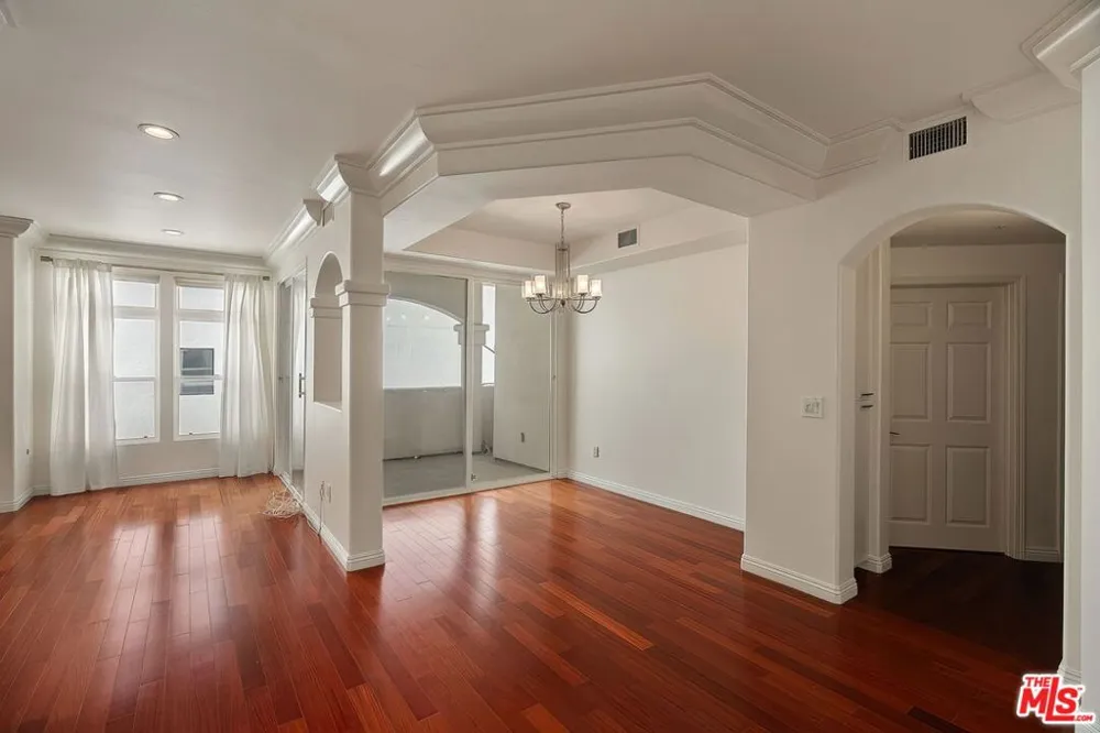 11737 Goshen Avenue #302 Los Angeles, CA 90049