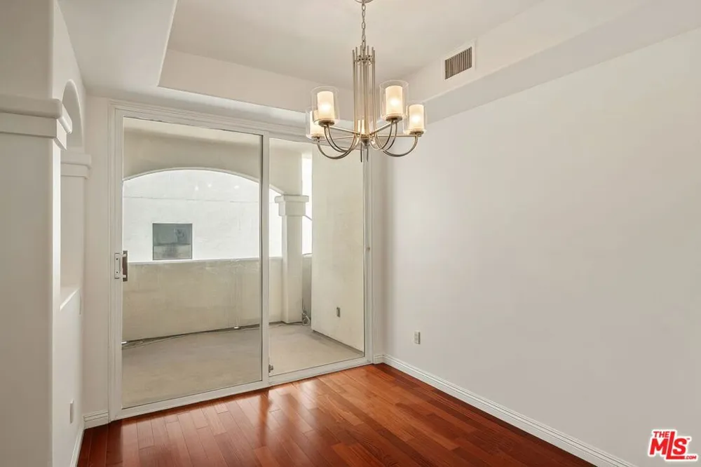 11737 Goshen Avenue #302 Los Angeles, CA 90049