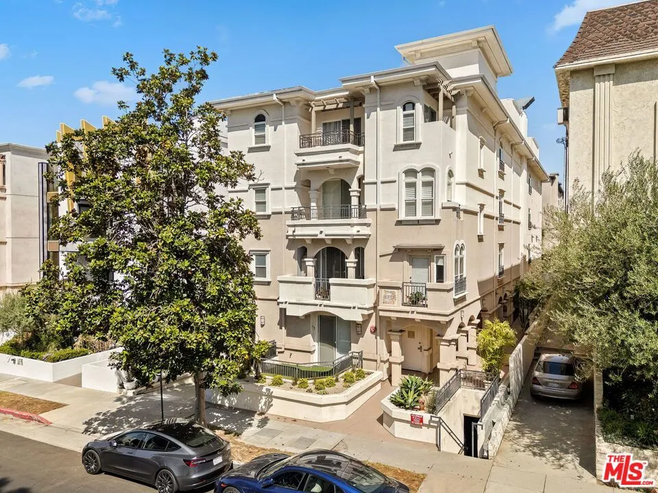 11737 Goshen Avenue #302 Los Angeles, CA 90049