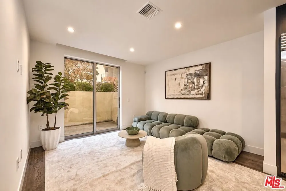 728 Sweetzer Avenue #112 West Hollywood, CA 90069