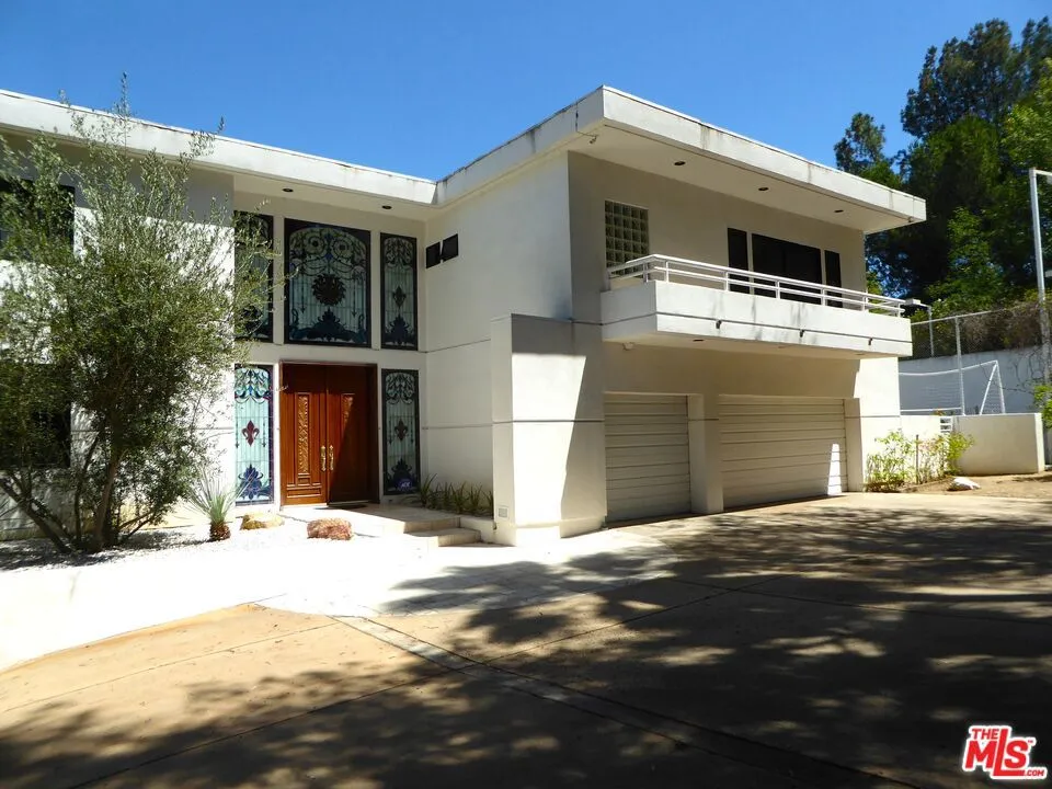 15656 Crownridge Place Sherman Oaks, CA 91403