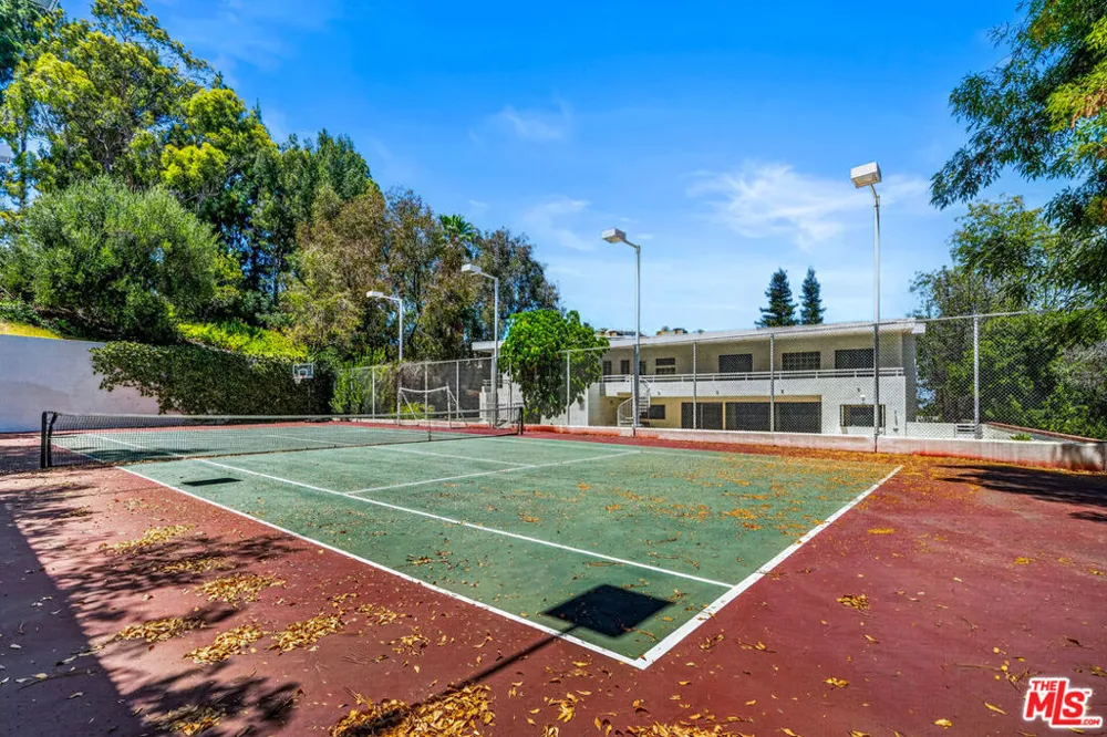 15656 Crownridge Place Sherman Oaks, CA 91403
